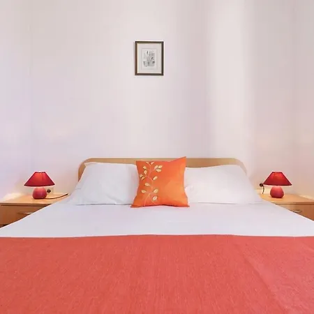 With 2 Bedrooms * Seline